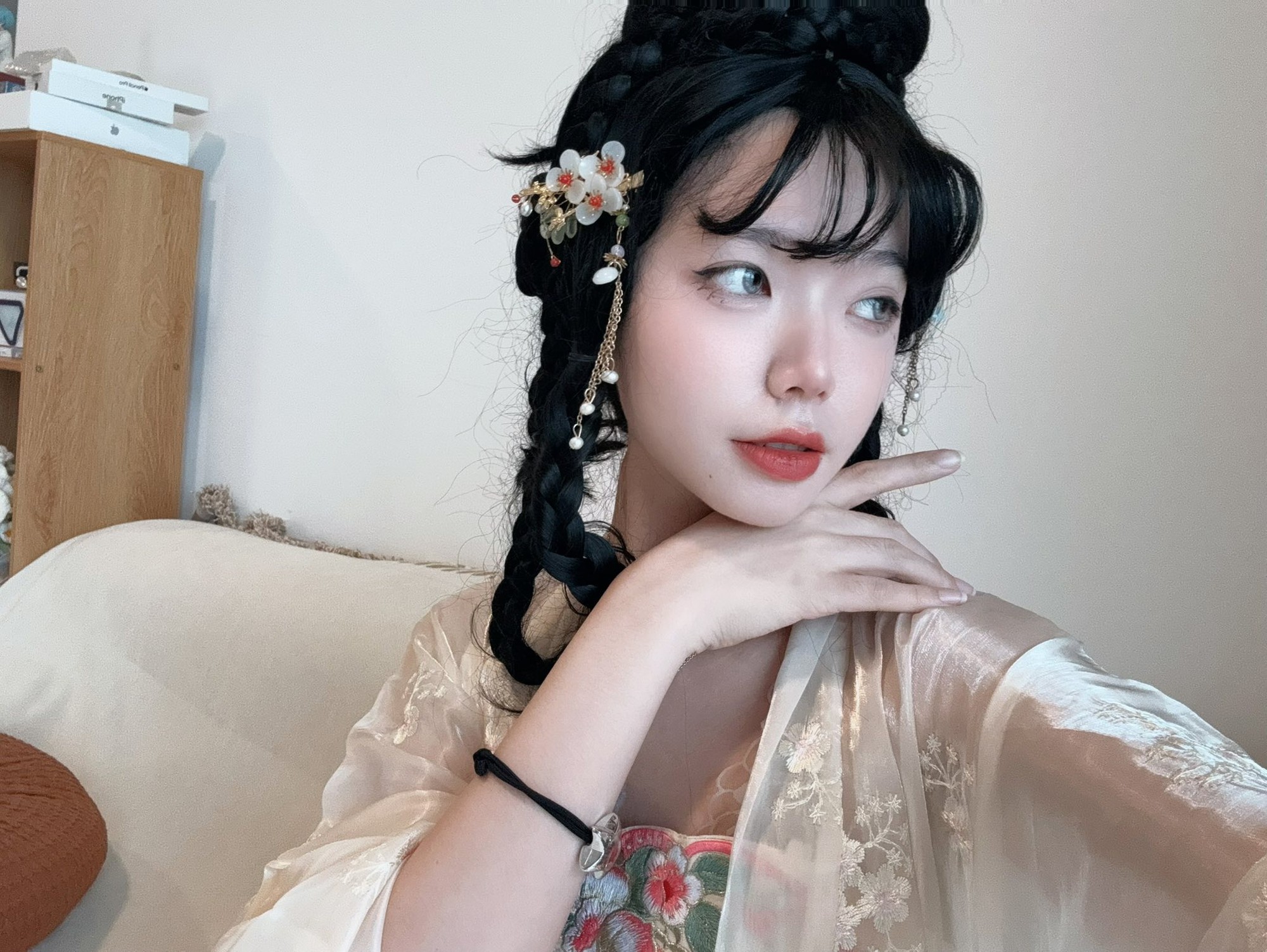 Remind showing off her elegant new style