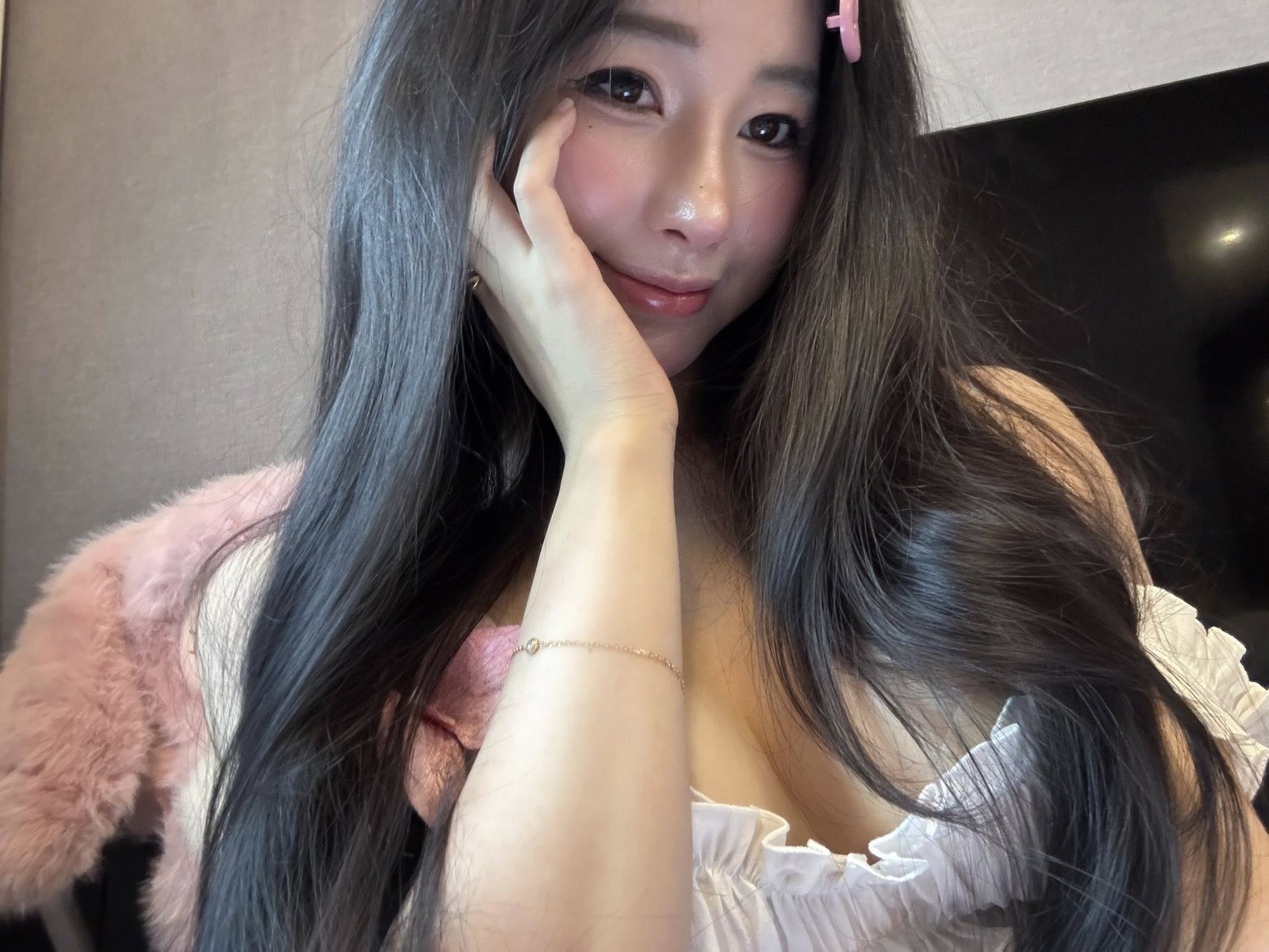 TikToker Uyên Ni Shows Off Million-Dollar Monthly Income, Claps Back at Haters 4 51622689714198156426399693834519790645177679n 1752206997663264294277 1752207899705 1752207899858813815523
