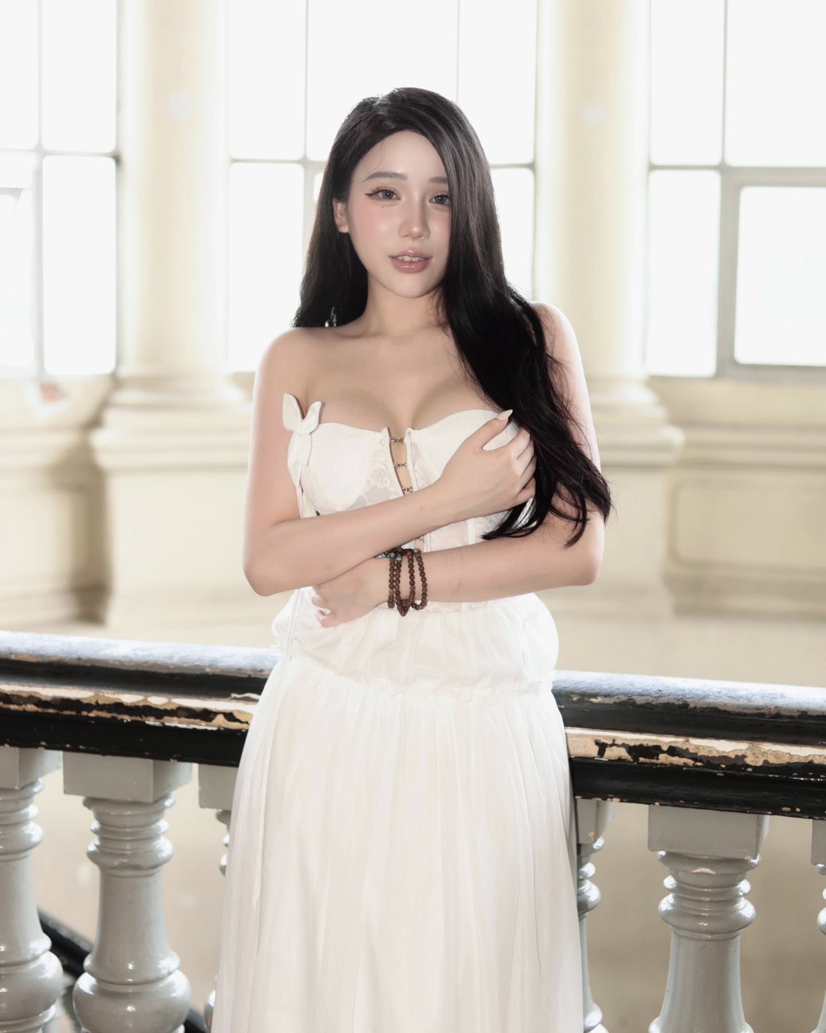 Streamer Yogurt's New Flirty Look Steals Hearts 6 Yogurt's gentle pose