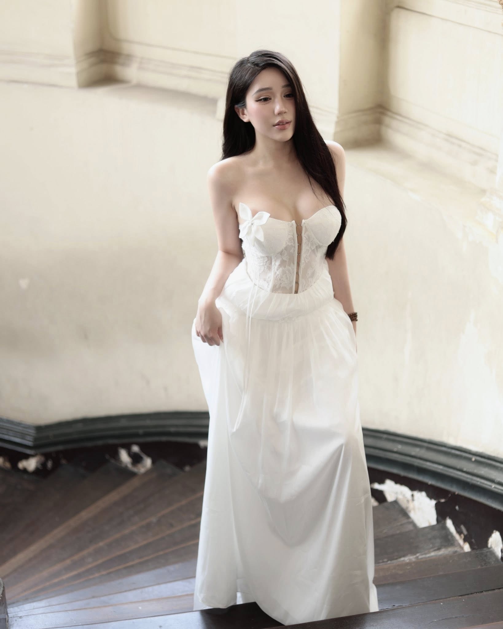 Streamer Yogurt's New Flirty Look Steals Hearts 3 Yogurt showing off her shoulders