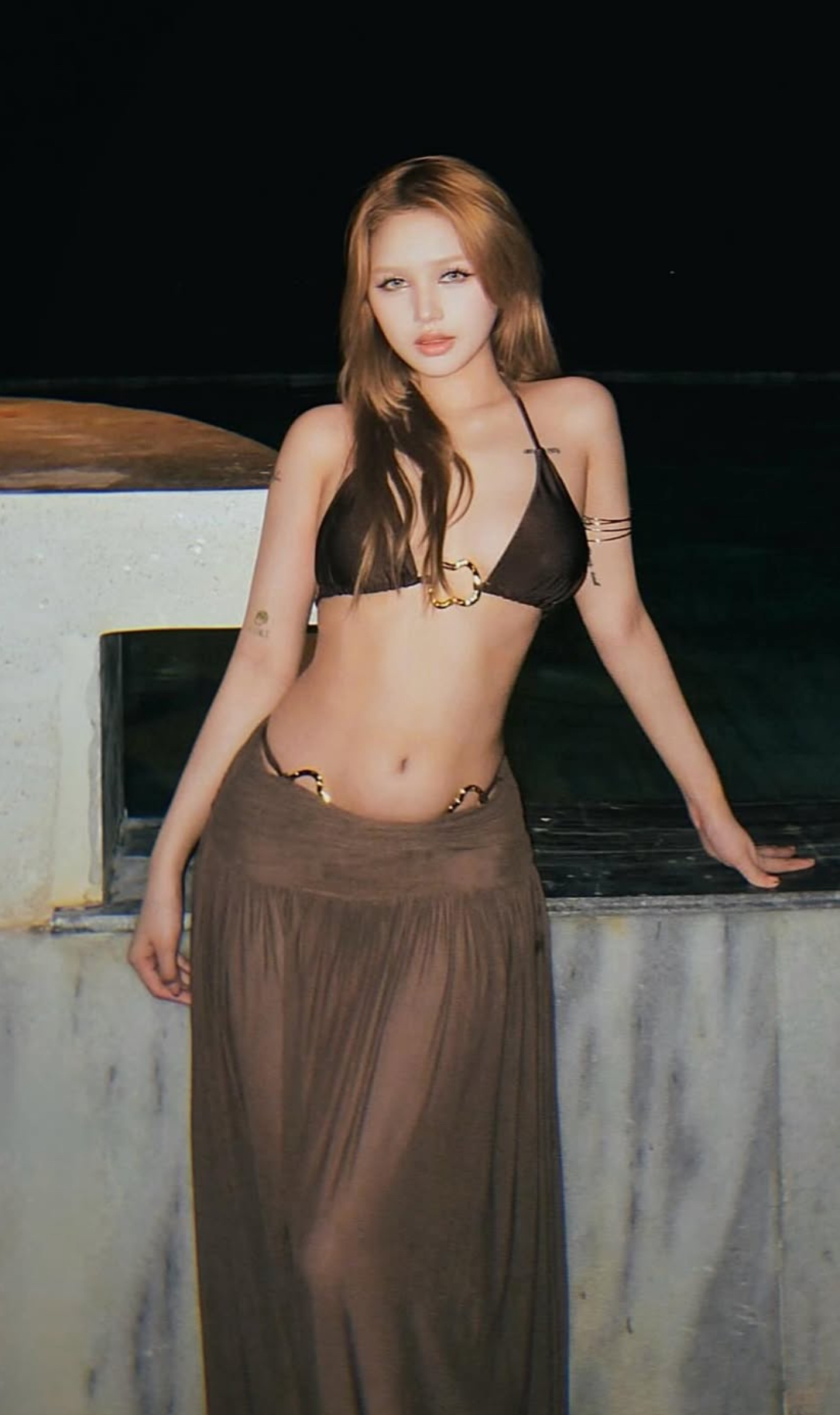 Xoài Non Stuns Fans with Bold Backless Look and New Style 9 Xoài Non posts sizzling bikini photos.