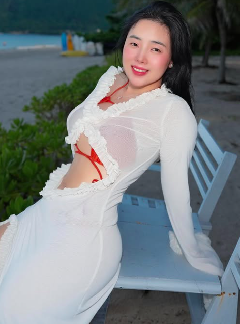 TikToker Hồng Trân Shows Off Her Curves with Class 5 Hồng Trân elegant outfit