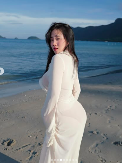 TikToker Hồng Trân Shows Off Her Curves with Class 9 Hồng Trân elegant pose