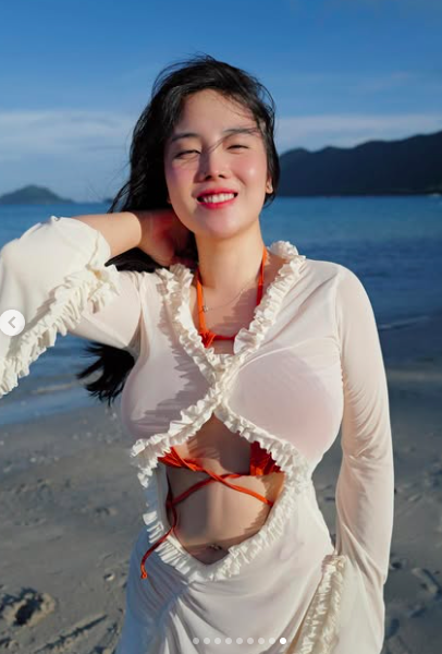 TikToker Hồng Trân Shows Off Her Curves with Class 4 Hồng Trân stylish beach look