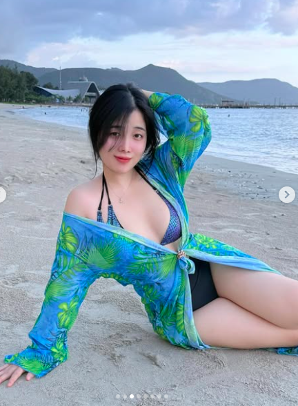 TikToker Hồng Trân Shows Off Her Curves with Class 13 Hồng Trân relaxed and confident