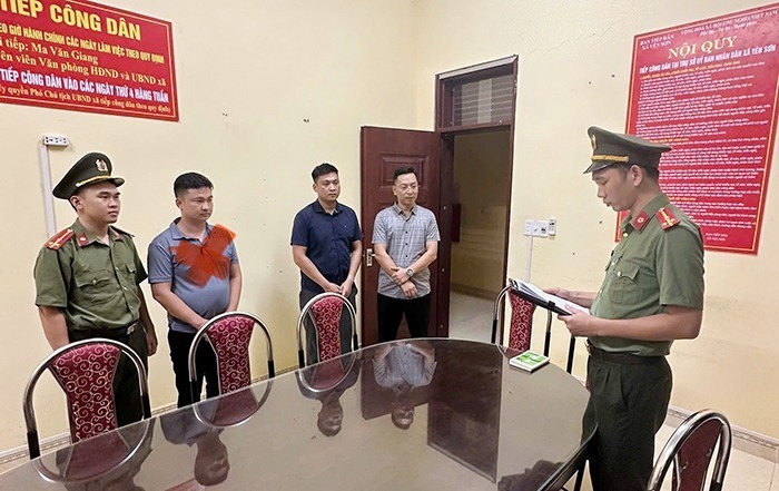 Two Tech-Savvy 8X Men Ran 400 Adult Sites, Spread 22,000+ Illegal Clips 1 Police executing arrest warrant for Vu Van Thin (marked with X). Photo: People's Police