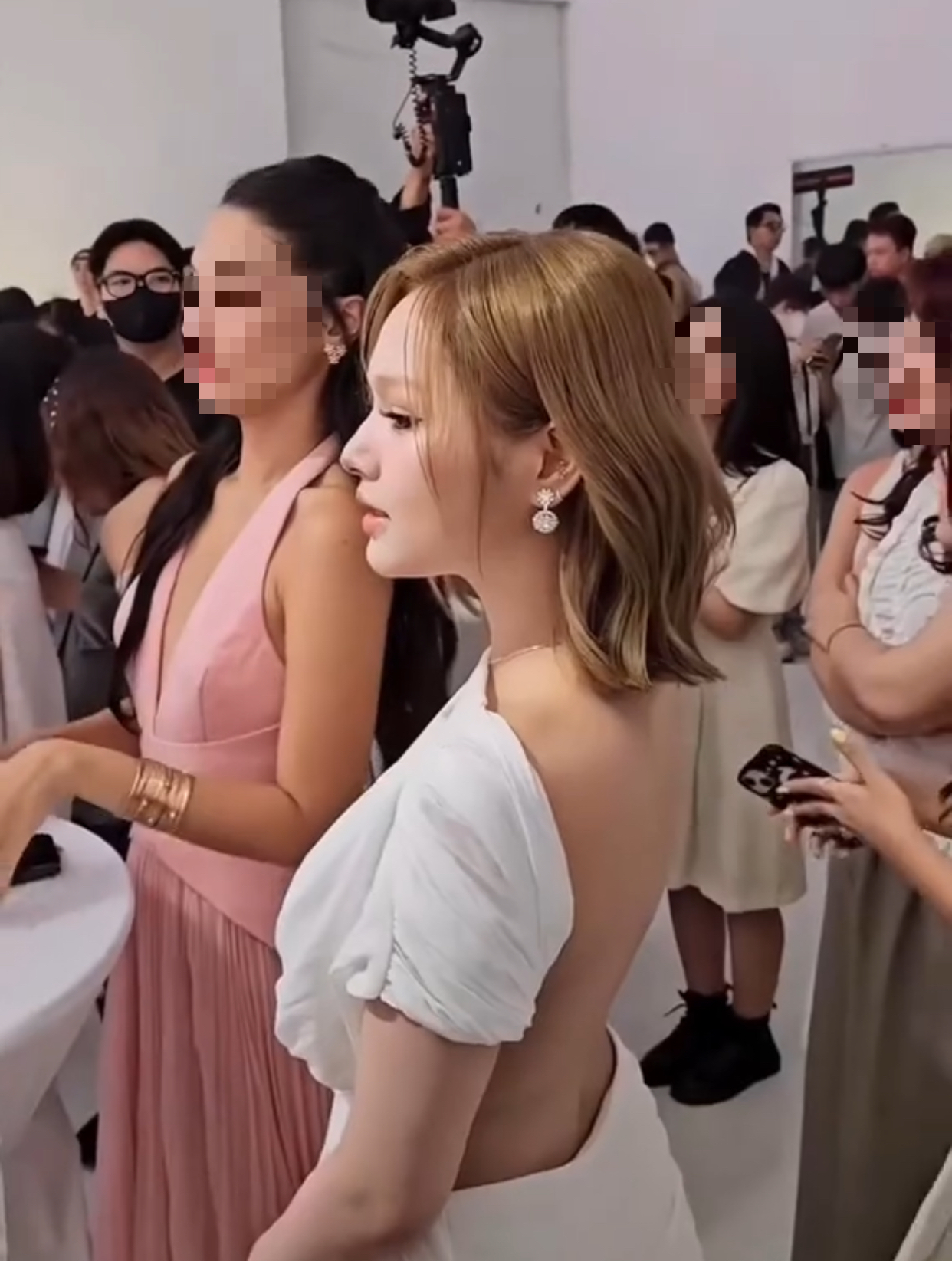 Xoài Non Stuns Fans with Bold Backless Look and New Style 1 Xoài Non's recent beauty.