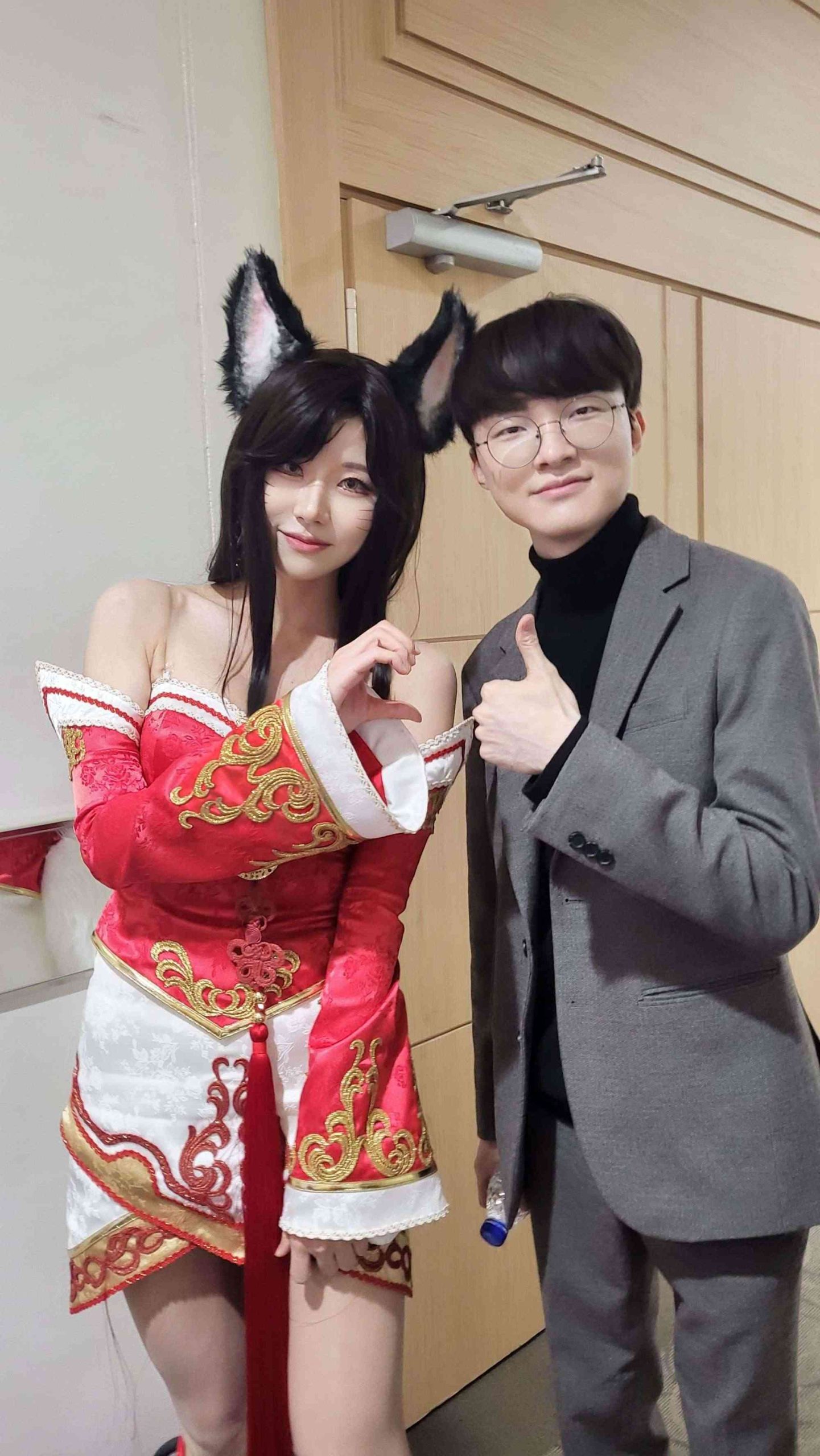 Pro Gamer Maris Handles Fan Attention Like a Boss 11 Faker calmly interacting with fans