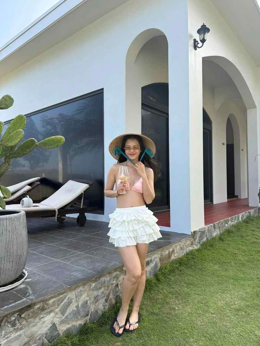 Trâm Anh Stuns Fans with Flawless Beach Look 8 Her captivating charm draws everyone's attention.