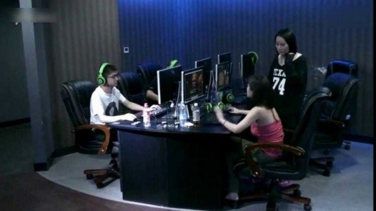 Two Female Gamers Brawl in Internet Cafe Caught on Camera 1 Two female gamers in a heated confrontation