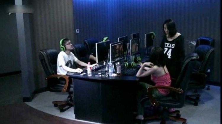 Two Female Gamers Brawl in Internet Cafe Caught on Camera 2 Pink-shirted gamer and black-clad girl face off