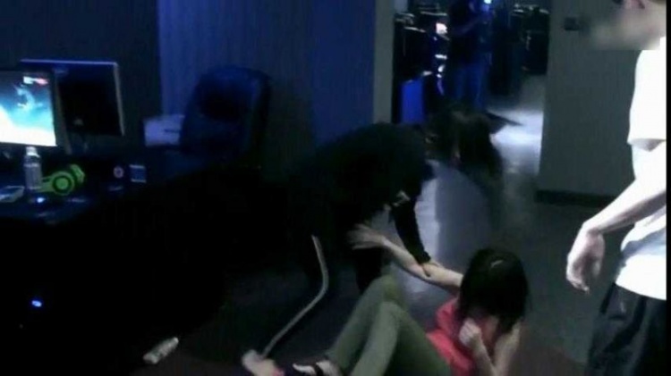 Two Female Gamers Brawl in Internet Cafe Caught on Camera 4 The fight intensifies between the two gamers