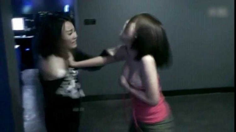 Two Female Gamers Brawl in Internet Cafe Caught on Camera 8 The fight draws a crowd