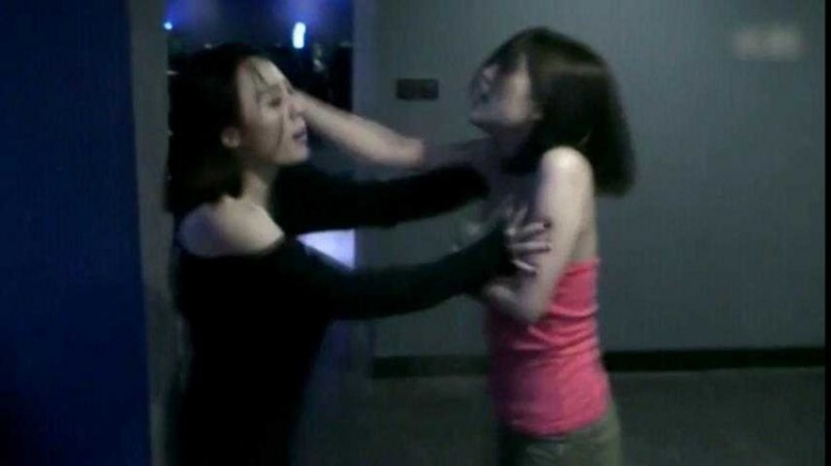 Two Female Gamers Brawl in Internet Cafe Caught on Camera 11 Crowd watches the fight