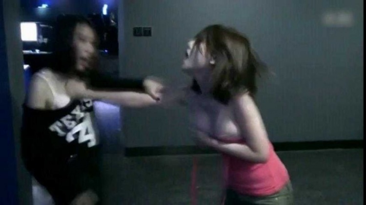 Two Female Gamers Brawl in Internet Cafe Caught on Camera 16 The fight shows no signs of cooling down