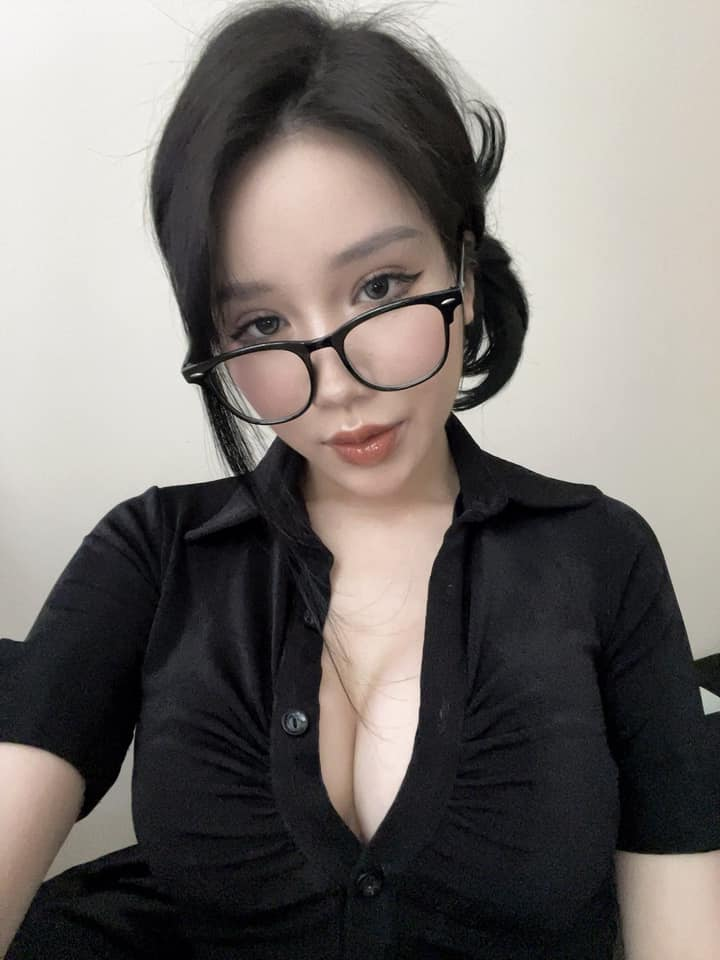 Streamer Yogurt's New Flirty Look Steals Hearts 11 Yogurt in a sexy dress