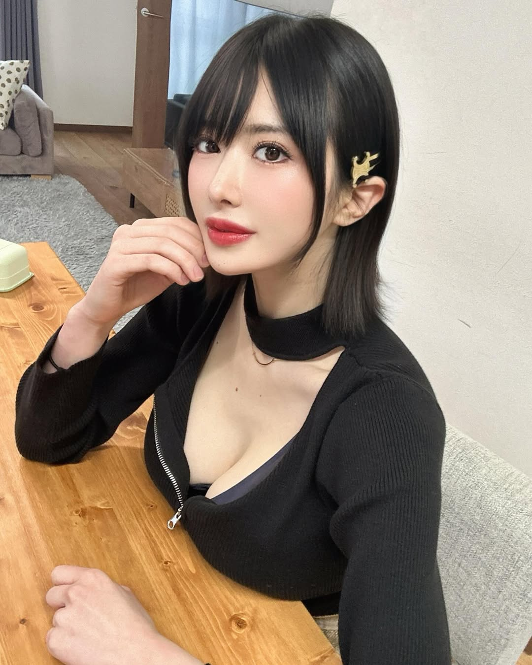 Tsujii Honoka Almost Became a Pro Basketball Player 1 Tsujii Honoka posing
