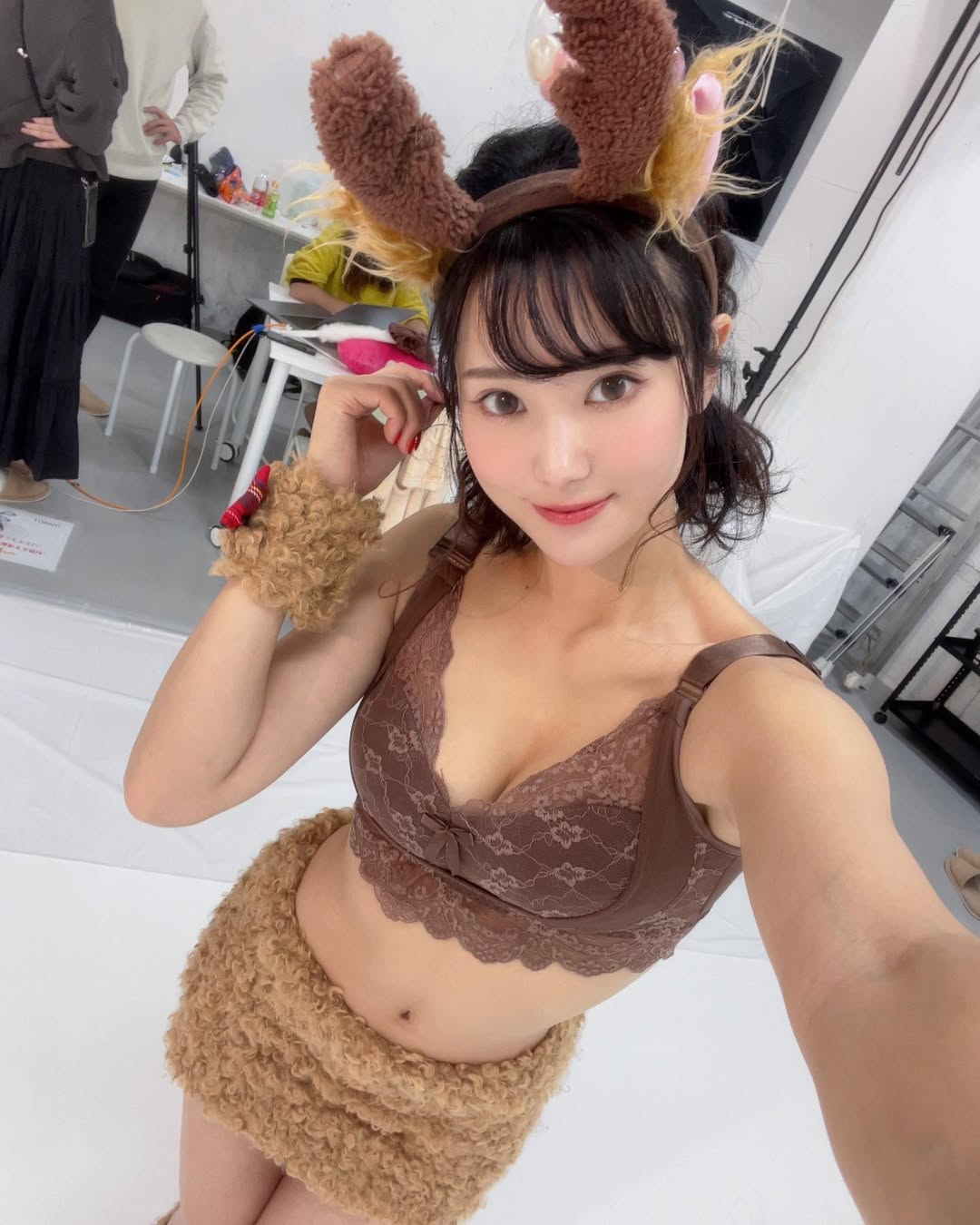 Meet Manaka Nishihara, Japan’s Stunning Dentist and Model 4 Manaka Nishihara enjoying beach time with friends