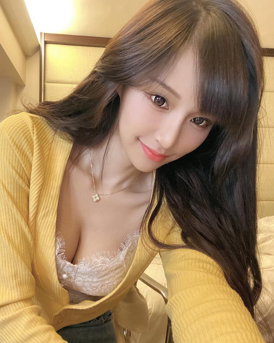 Streamer Tạ Thiên Vân Bounces Back After Private Photo Leak 1 Streamer Tạ Thiên Vân posing confidently