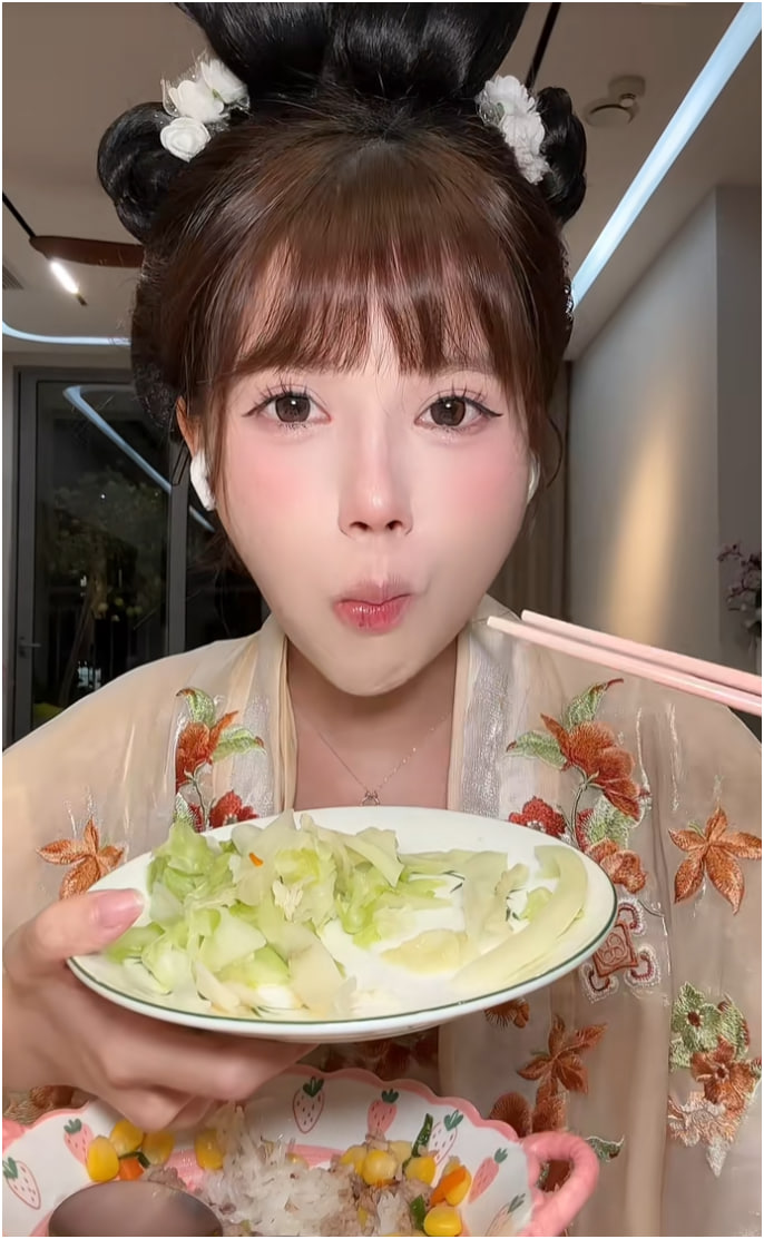 TikToker’s Mom Surprises Fans with 2.5M VND Game Gift 1 photo2025 07 1311 10 42 17523973966612003386832 1752401746052 1752401746147662531277