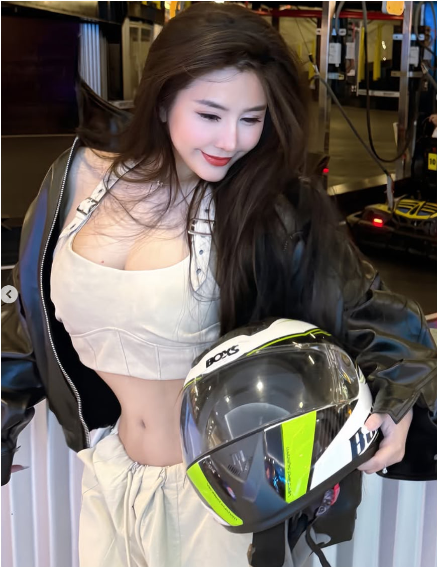 Võ Ngọc Trân outdoors