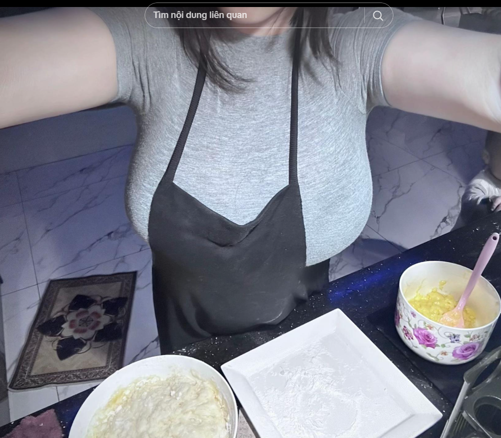 Pi Tiên's Kitchen Photos Go Viral with Millions of Views 3 Pi Tiên focused on baking