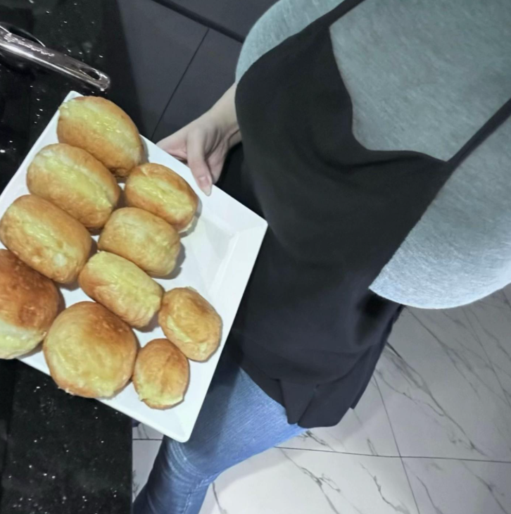 Pi Tiên's Kitchen Photos Go Viral with Millions of Views 5 Pi Tiên baking with focus