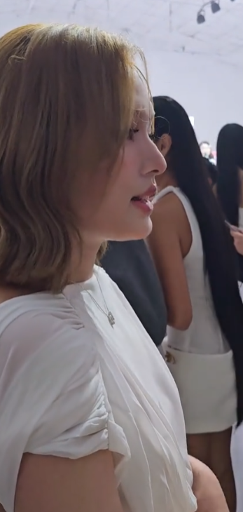 Xoài Non Stuns Fans with Bold Backless Look and New Style 4 screenshot 2025 07 23 160352 1753261470729637583881 1753264166070 17532641662431332395378