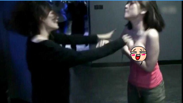 Two Female Gamers Brawl in Internet Cafe Caught on Camera 17 Screenshots from the fight video