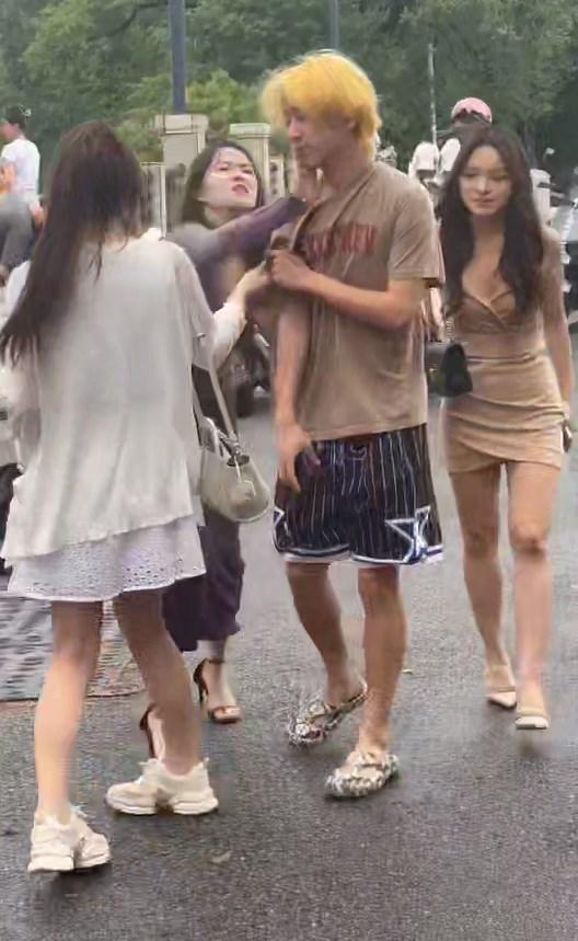 Guy Caught Dating Three Girls at Once in Viral Video 1 urlhttp3a2f2fdingyuews126net2f20252f06292f0e7c74dej00syl48c001od000eo00nvm 17512599676101914240148 1751268340664 17512683413265550133