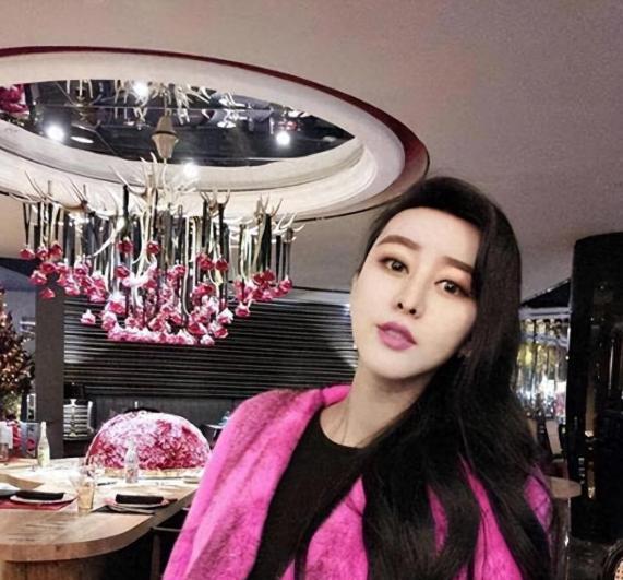 Beauty Queen Spent $30M on Surgery, Married Her Doctor, Then Shocked Fans 7 Ha Thua Tay with her husband