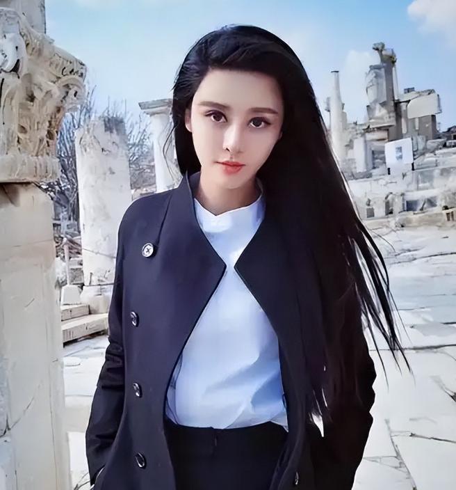 Beauty Queen Spent $30M on Surgery, Married Her Doctor, Then Shocked Fans 4 Ha Thua Tay smiling confidently