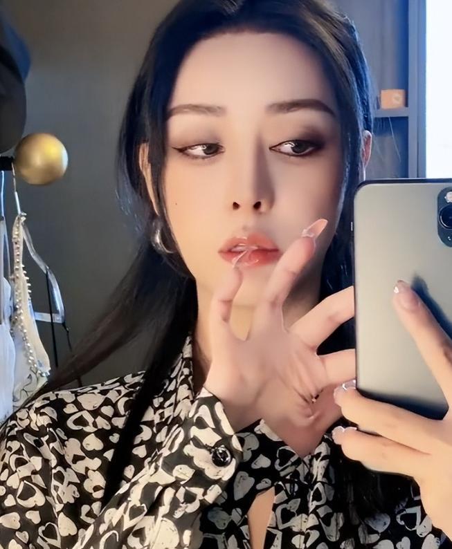 Beauty Queen Spent $30M on Surgery, Married Her Doctor, Then Shocked Fans 8 Ha Thua Tay sharing her story online