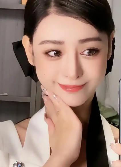 Beauty Queen Spent $30M on Surgery, Married Her Doctor, Then Shocked Fans 5 Ha Thua Tay posing elegantly
