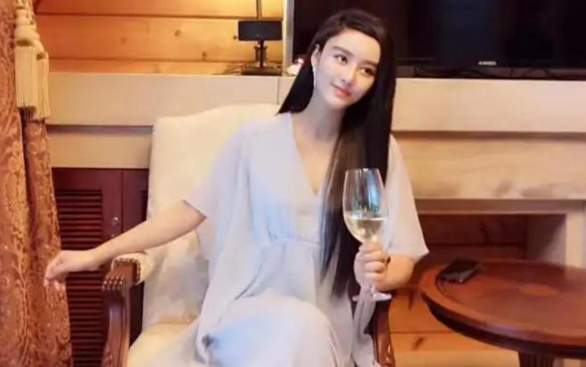 Beauty Queen Spent $30M on Surgery, Married Her Doctor, Then Shocked Fans 1 Ha Thua Tay posing elegantly