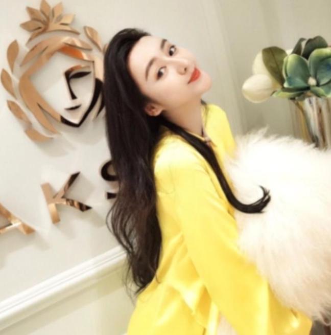 Beauty Queen Spent $30M on Surgery, Married Her Doctor, Then Shocked Fans 6 Ha Thua Tay at an event