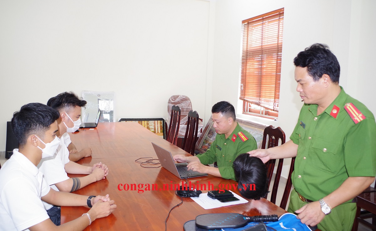 Ninh Binh Police Question 3 Men Over Fake Mercedes Car Clip 1 16 1755012266956 17550122673382092387095