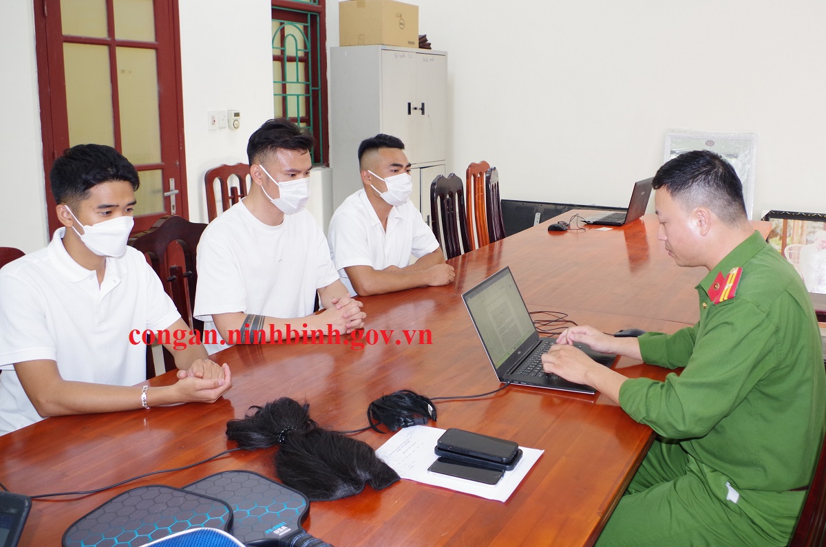 Ninh Binh Police Question 3 Men Over Fake Mercedes Car Clip 2 29 1755012268109 17550122682531741347204