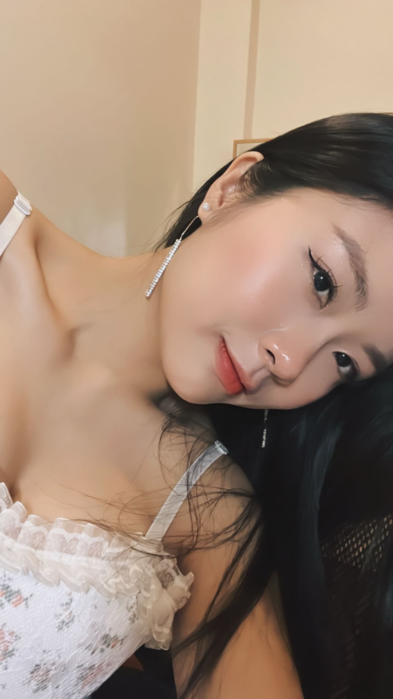 Airline Crew Star Dy Nguyên Stuns Fans with Casual Videos 4 47298927612927955619115675045259566891043210n 1755144375512165049850 1755147467570 1755147467723242109356