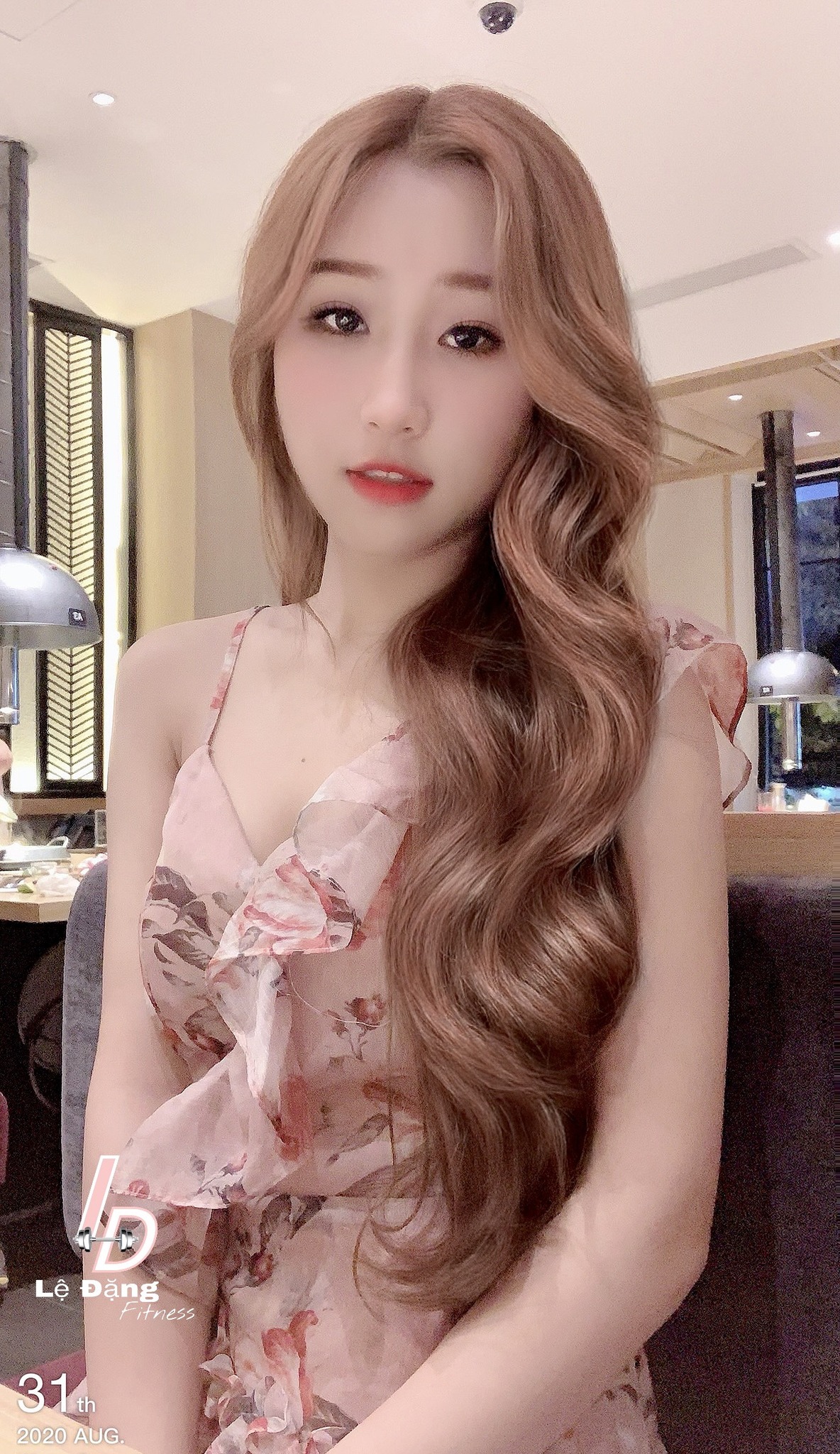Hot Gymer with 1.4M Fans Stuns with Perfect Curves 5 Le Dang casual look in crop top