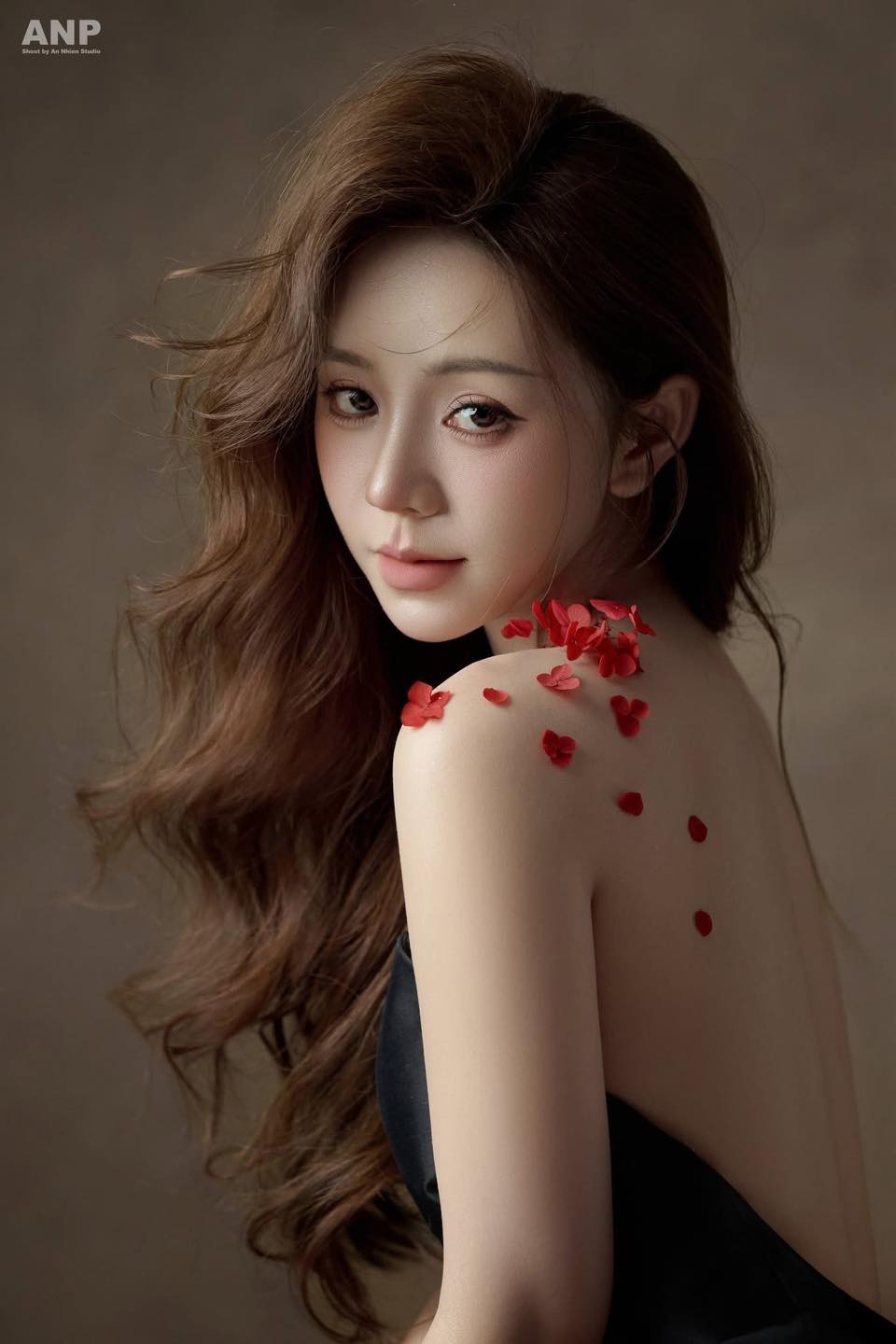Quỳnh Kool Stuns Fans with Bare-Back Lingerie Shoot 2 Quỳnh Kool posing in elegant lingerie