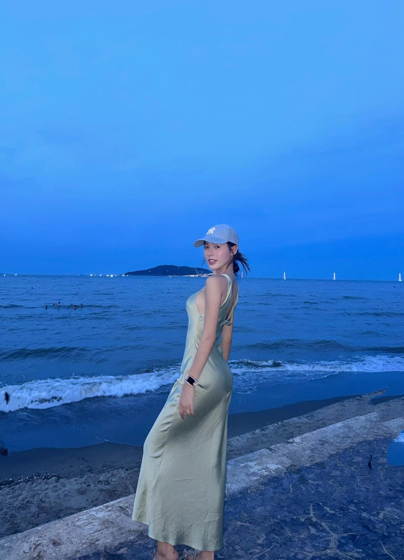 Stunning Model Đỗ Thùy Dung Opens Up About Being Single 6 Đỗ Thùy Dung posing outdoors