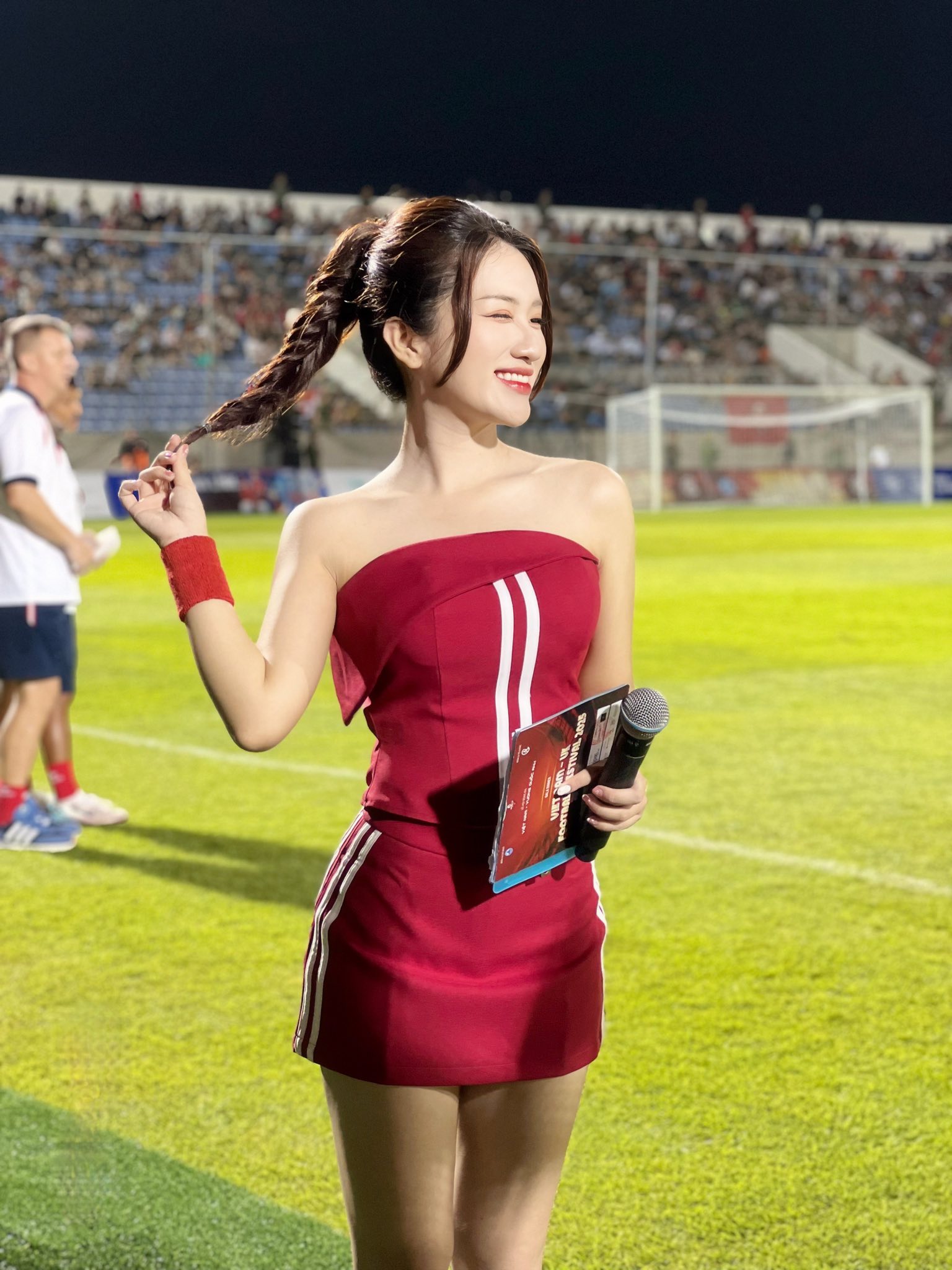 Linh Nắng Stuns Fans With Stunning Off-Camera Looks 2 Linh Nắng hosting esports event