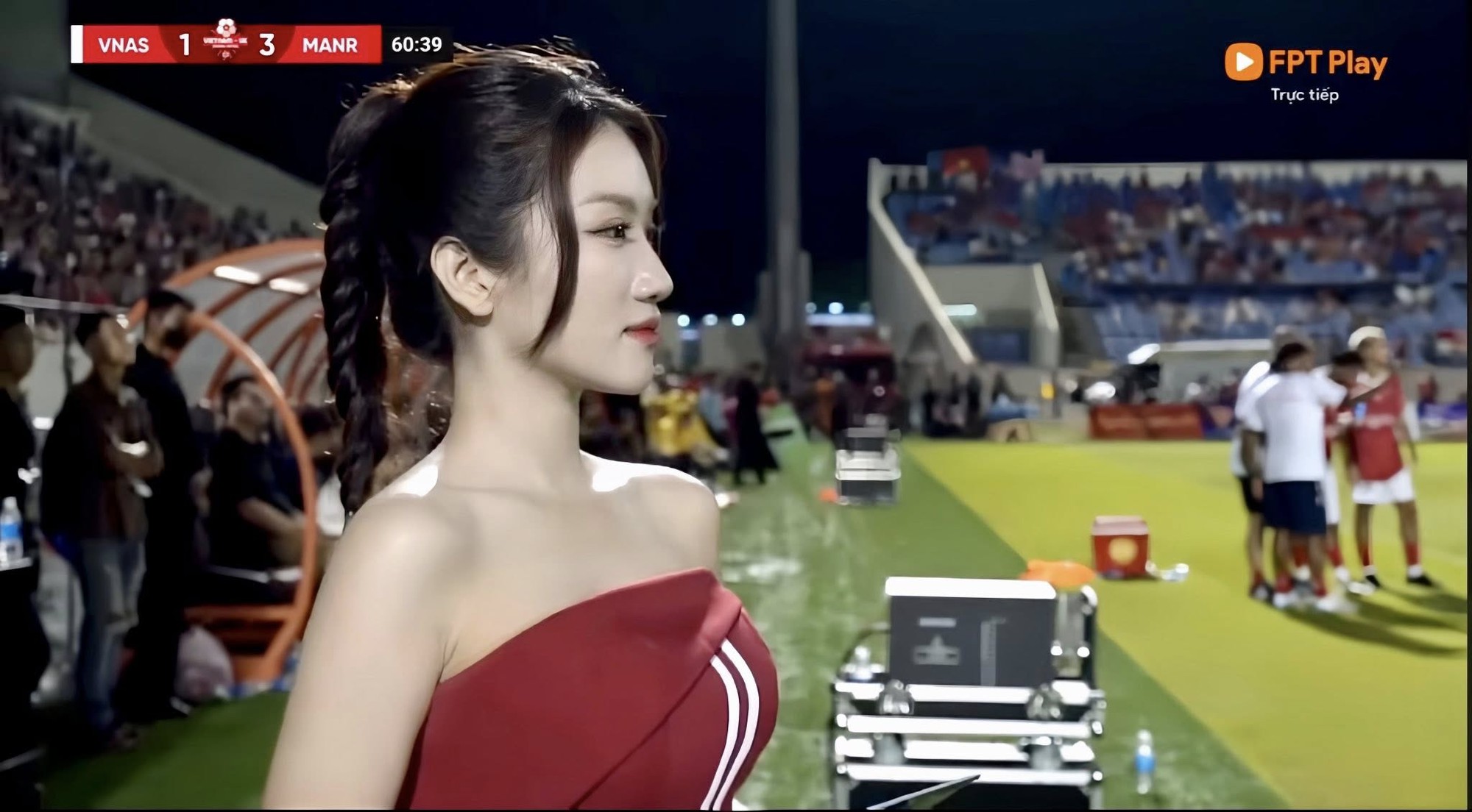 Linh Nắng Stuns Fans With Stunning Off-Camera Looks 4 Linh Nắng watching sports event