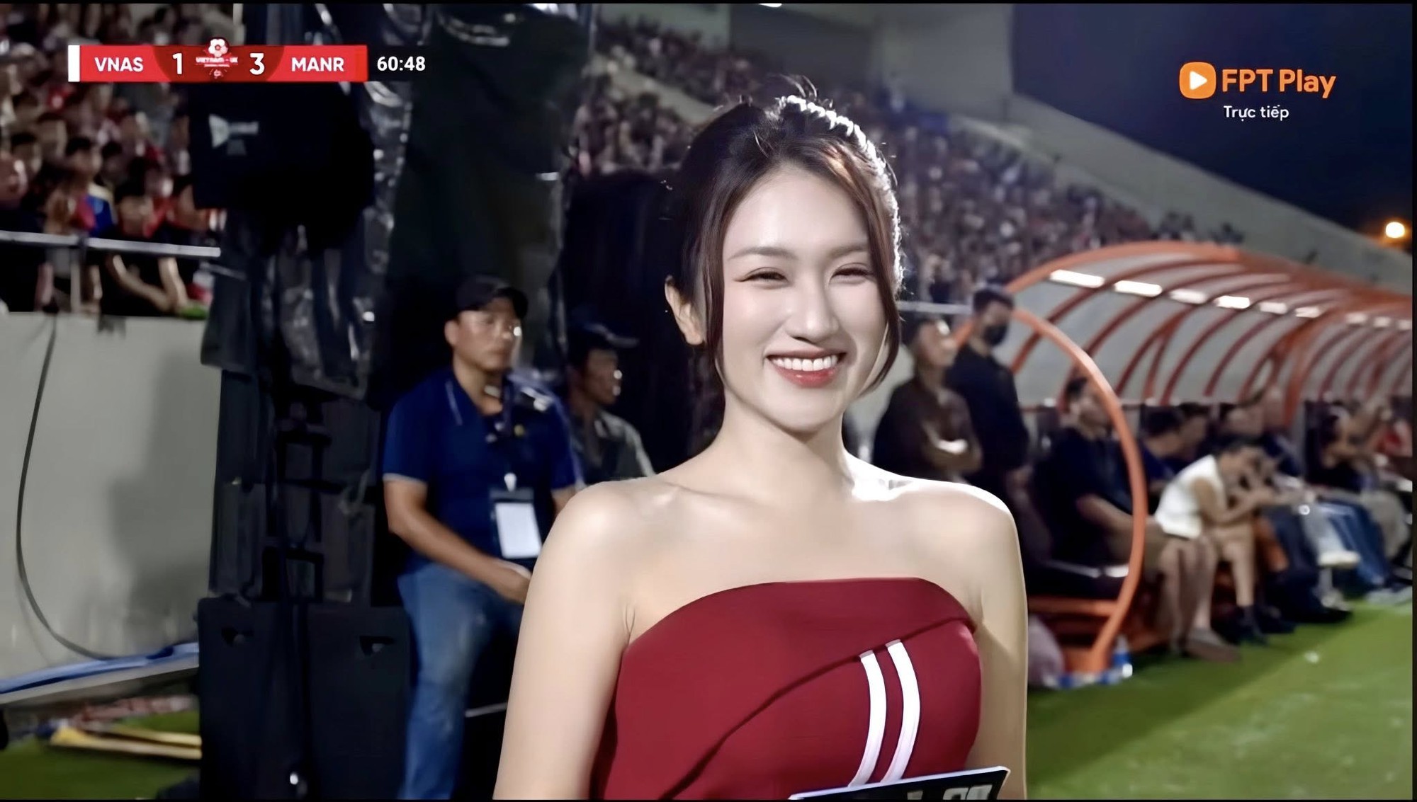 Linh Nắng Stuns Fans With Stunning Off-Camera Looks 5 Linh Nắng smiling at event