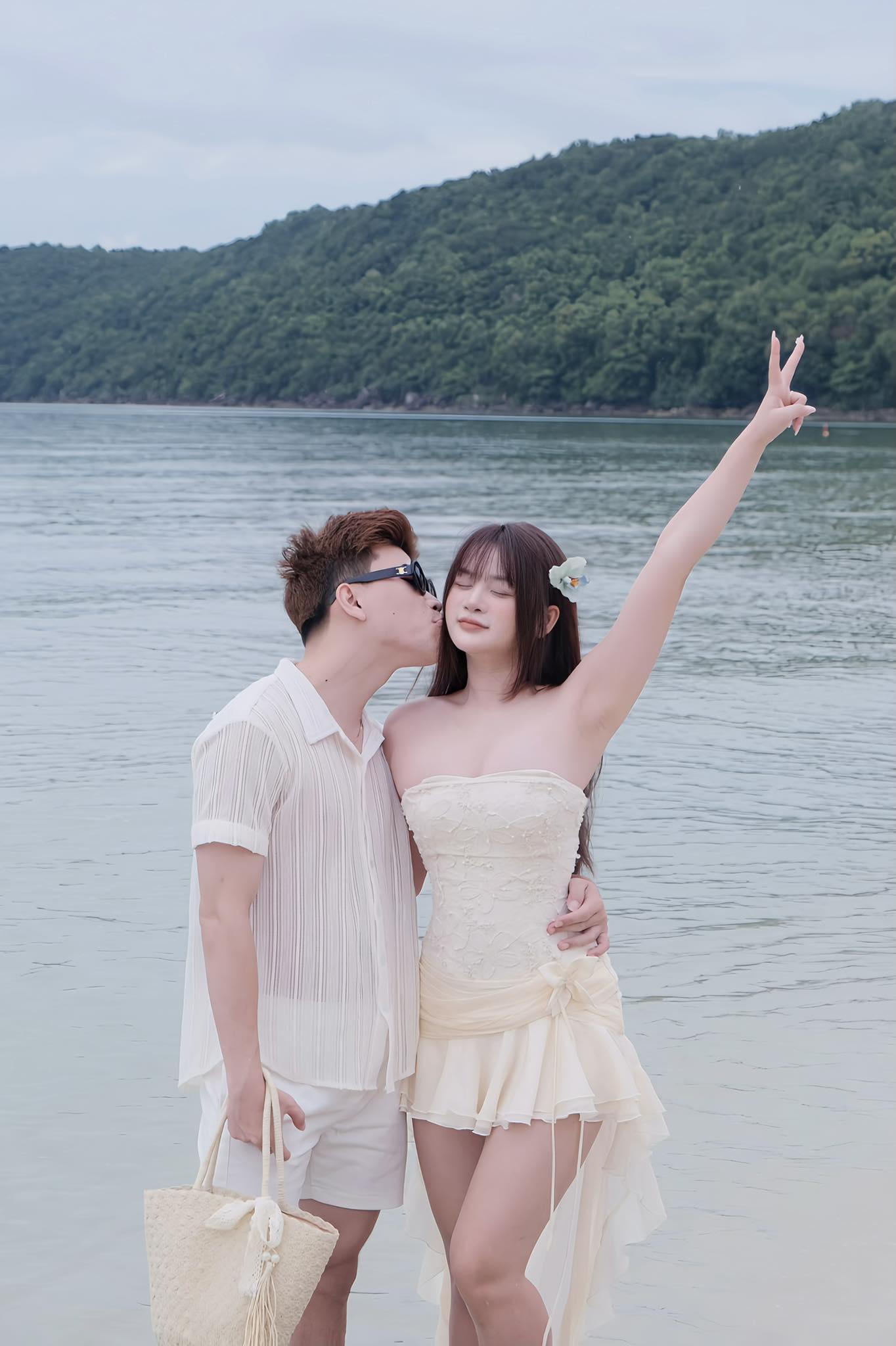 Lyly Sury Shows Off Billion-Dollar Car Gift from Boyfriend 1 Lyly Sury and Soanh Trần