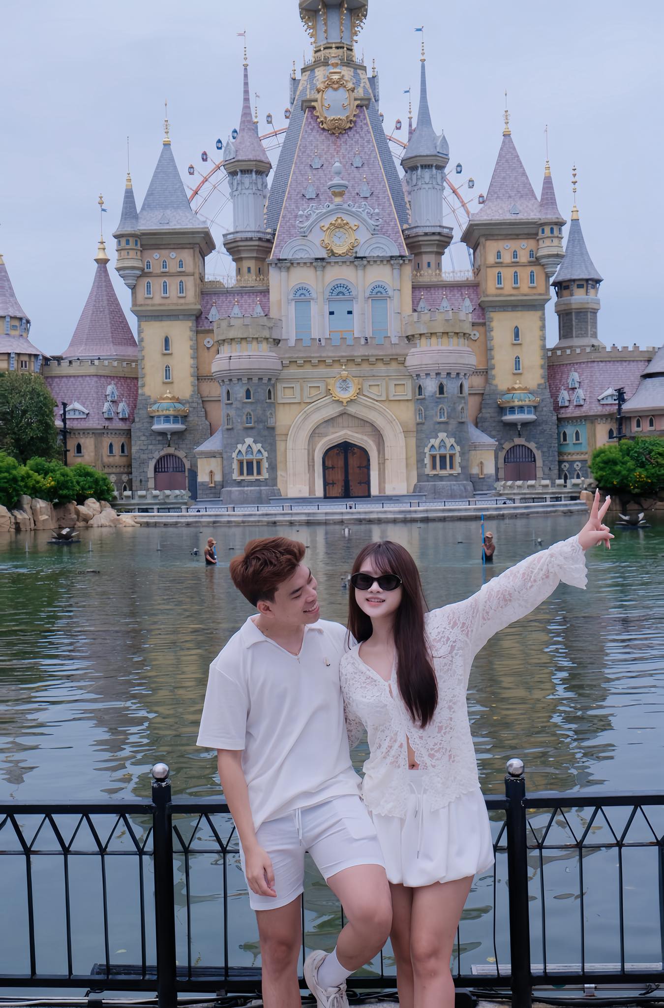 Lyly Sury Shows Off Billion-Dollar Car Gift from Boyfriend 8 Lyly Sury and Soanh Trần couple photo