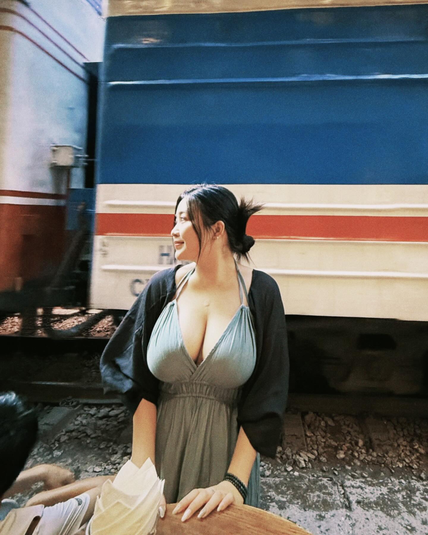 Stunning Hanoi Girl Beats 40-Degree Heat With Hot Photoshoot 6 Model posing on Train Street despite the heat