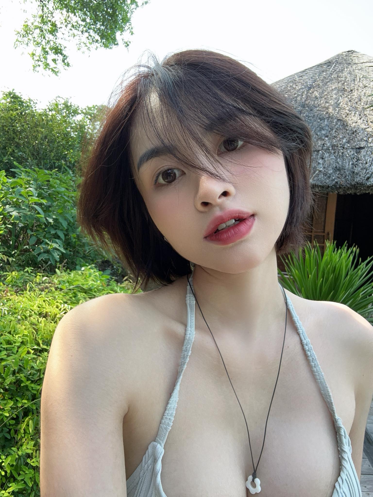 Lai Bâng’s Girlfriend Stuns Fans with Sizzling Bikini Photos 1 Trang Six in bikini showing off curves