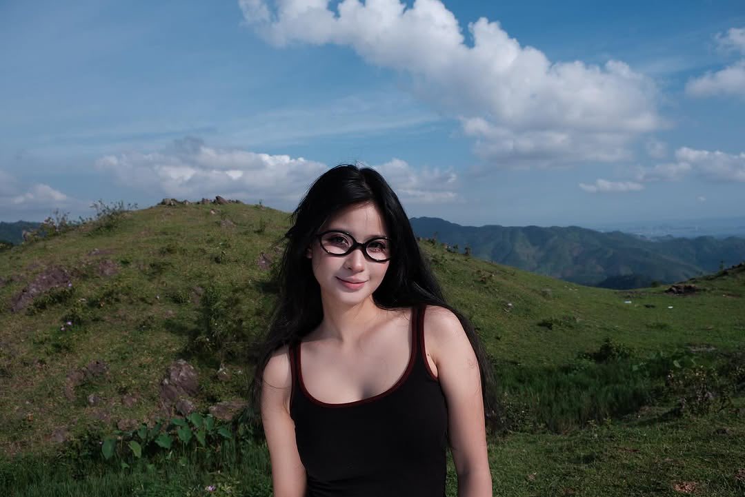 TikToker Quỳnh Bei Drops Mask, Shows Off Stunning New Look 8 Quỳnh Bei bold new look